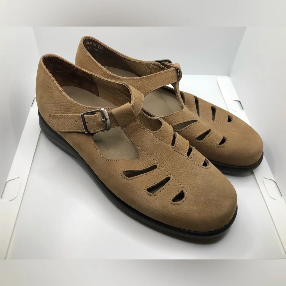 Munro American Women's Mary Jane Buckle Sandal Shoes Suede Shock Absorbing Heel